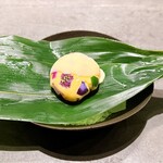 TSUSHIMI - あんぽ柿と白小豆（山梨 白州）にソースかけてくれる