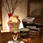 ワイズ カフェ - ◉林檎とラ・フランスのクレムブリュレパフェ／1,530円税込
      ◉紅茶