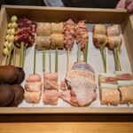 とり やまもと - この日の串は見せてくれます