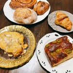 VOLLON - 左上カルダモンデニッシュ、マロングラッセ、りんご紅茶