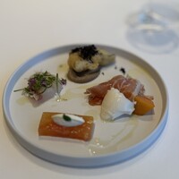 Ristorante Ecru - 前菜の盛り合わせ フルーツトマトを使ったテリーヌと自家製レコーターチーズ ヤガラのカルパッチョに国産のアユの魚醤と福岡から採れたマイクロハーブ 秋田県からの生ハムと柿とブラウターチーズ生クリーム 穴子のフリット・ローストした舞茸のピュレ