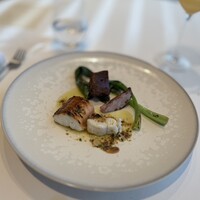 Ristorante Ecru - 魚料理　ヤガラ ヤガラとアーモンドスライスを使ったシンプルなソース 紫のジャガイモ、シャドークイーン、赤蕪のロースト まずヤガラという選定。筋肉質で弾力があり、淡白な味な白身魚。あまり食べることも少ないですが、これをシンプルなソースで仕上げながらもシンプルでもしっかりと味付けてこの食感に合っている。なんとも美味しい魚料理でした。