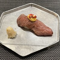 日本料理 なかのしま (リーガロイヤルホテル大阪) - 凌ぎ　黒毛和牛ロース肉　変わり一口寿司