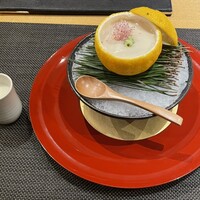日本料理 なかのしま (リーガロイヤルホテル大阪) - 座府　おたのしみの一品　　　　　　　　　　　　　　　　　先附　柚子釜盛りにて蒸し鮑と生雲丹　見返し胡麻豆腐掛け