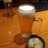 三代目網元　魚鮮水産 - やっぱり生ビールっしょ！手前の小鉢は通しメニューで鶏つくねの煮物？生姜が効いてて美味かった!!ビールはアサヒのスーパードライでした！