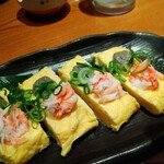 三代目網元　魚鮮水産 - で 連れがオーダーした鳥取ならではな卵焼き。厚焼き玉子に蟹の身と刻みネギ＆カニ味噌が載ってました。一口で頬張るとカニ味噌の美味さを卵焼きのジューシーな味わいで口の中が旨味でいっぱいに満たされました!!