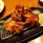 三代目網元　魚鮮水産 - 鶏唐揚げです。居酒屋の定番メニュー。衣もカリカリで中はジューシーで旨かった。
