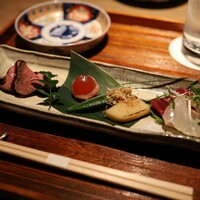 厳選焼鳥 一石三鳥 本店 - 酒肴盛合せ(和牛のローストビーフ、キンカンの生ハム包み、筍とオクラのお浸し、マグロとヒラメの刺身)