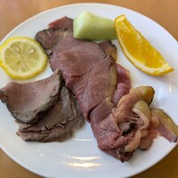 カフェトスカ - ジューシーに焼き上げたローストビーフ
