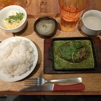听屋 六本木 - バジルとほうれん草の香る緑色のソースは絶品。クレソンは小さめでした。