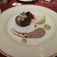 ホテル日航福岡 - デザートはショコラノワールとマルコナアーモンドのハーモニー、バニラアイスが添えられてました。