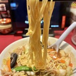 丸源ラーメン - 多加水系の中細ストレート麺