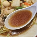 丸源ラーメン - 　熟成醤油とオイスターソースをブレンドしたスープ