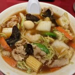 丸源ラーメン - 海老、豚肉、きくらげ、うずら玉子、白菜、人参、サヤエンドウ、ヤングコーンなど8種類の具材