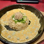 丸源ラーメン - 熱々の鉄板の上に生玉子をぐるりと回し掛け、、