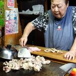 一二三 - 切り分けた豚足を鉄板で仕上げる