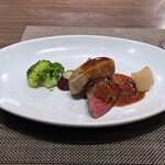 キャトルラパン - 蝦夷鹿のローストフォアグラ
      トリュフソース