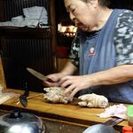 一二三 - 豚足を切り分けるお母ちゃん