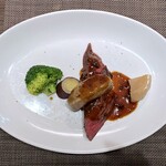 キャトルラパン - 蝦夷鹿のローストフォアグラ
      トリュフソース