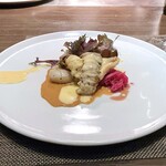 キャトルラパン - 鯛のソテー・うちわ海老・ホタテ
      オマールのソースと白ワインソース