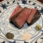 和牛小皿 しんうち - 【真打コース】
      焼　物：シャトーブリアン炭火焼き
      　　　　山葵　岩塩　黒胡椒