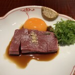 和牛小皿 しんうち - 【真打コース】
                                肉刺し：ハツ　名古屋コーチン卵黄