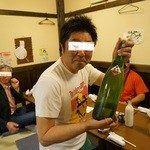  岩手へ戻る彼への歓送迎会・・手に持っているのは、ひろしです・・・。様が熊本から取り寄せたというマムシ酒。結構な値段がします・・(；´∀｀)