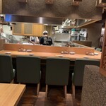酒喰およべ - テーブル席からのセンターキッチン