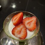 日本料理 晴山 - いちごのアイス
