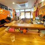 つけ麺 大将 - 土曜14時前の様子。入り口に食券機はあったが新札に対応できないとかで一律カウンターでの直接現金払いになっていた。