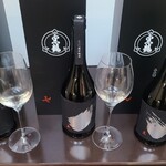 日本料理 TOBIUME - 黒龍　二二〇周年記念
      昭和から令和へ三代に渡る「黒龍」を表現
      各々の酒造りの技で醸した至高の三本
      吟醸蔵としての礎を築いた六代目
      黒龍ブランドを確立した七代目
      日本酒の更なる価値創造を推し進める八代目