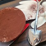 日本料理 TOBIUME - ⑭紅はるか(福岡県若松産)の焼き芋入りティラミス、塩メレンゲの地表仕立て、スコップと軍手を添えて
      本格的なデザート、パティスリーも可能レベル
      ブランデーを掛けると更に美味しい！