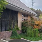 日本料理 TOBIUME - 店舗外観は少し洋風、店内はスタイリッシュなフレンチのよう、BGMはJAZZが流れ、ゆったりとお料理&お酒を存分に楽しむことが出来ます