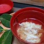 日本料理 TOBIUME - ④豊前本蟹(正式名:蝤蛑《ガザミ》、別称:渡り蟹、緑)の身の真薯、利尻昆布と削り立て血合抜き本枯節の出汁のお椀 
      渡り蟹は臭いが出易く難しい食材ですが臭みゼロ、滋味のある甘みが優しく口腔内に拡がります