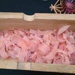 日本料理 TOBIUME - ③削り立て血合抜き本枯節(鹿児島県枕崎産、近海一本釣り鰹の背節)
      脂のある鰹は鰹節に不向き、沖縄や鹿児島等の亜熱帯域に生息する脂の無い鰹が良い
      血合いは雑味になるので外した背節を使い、綺麗な香りが特徴