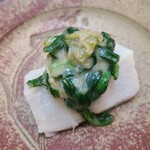 日本料理 TOBIUME - ③焚き海老芋(山口県菊川産)、大葉春菊(福岡県若松産)&白葱(福岡県若松産) 
      滑らかな舌触りで出汁が滲みた優しい甘み
      そこに大葉春菊と白葱のぬたを載せた沁々とする落ち着いた味わい