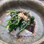 日本料理 TOBIUME - ⑧藁(福岡県若松産)炙り寒鰆(福岡県芦屋産)、胡麻和え法蓮草(福岡県芦屋産)載せ 
      藁で燻し香りが良い寒鰆、旬で脂のりも良く旨みもしっかり
      法連草も優しい甘みがあり脇役として◯