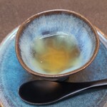 日本料理 TOBIUME - ①柚子皮入り自家製柚子(福岡県若松産)茶
      少し甘みを加えた柚子の香りのするお茶
      柚子皮もあり喉にも良さそう
      気温が下がり寒さに震える時期となりましたので、ホッとします