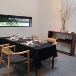 日本料理 TOBIUME - 店内はゆったりとしているのですが、貸切であっても提供するお料理のクオリティを下げない為、予約は4名まで
      それはホスピタリティの高さにも直結しており、上質なおもてなしを自然な感じで提供されます