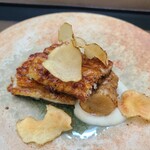 日本料理 TOBIUME - ⑩炭火焼き海鰻(福岡県鐘崎産)、菊芋チップス(福岡県築上産)添え 
      脂のりが良く、濃厚な滋味、皮はパリパリに芳ばしく焼かれ、脂がジュワーと溢れ出す
      ナナツモリ赤ワインと究極のマリアージュ