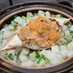 日本料理 TOBIUME - ⑪豊前本蟹(正式名:蝤蛑、別称:渡り蟹、緑)&台湾蝤蛑(福岡県豊前産、青紫)&大根(福岡県若松産)&大根の葉(福岡県若松産)の炊き込みご飯
      大根の白と大根の葉の緑、橙色の蟹子とのコントラストが美しい