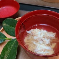 日本料理 TOBIUME - ④豊前本蟹の身の真薯、利尻昆布と削り立て血合抜き本枯節の出汁のお椀 
                    今回は利尻昆布の香りよりも鰹節の香りか勝り、味わいも鰹節の旨みが押し寄せました