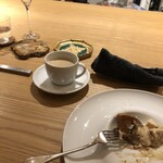 forare - 奥はイタリア製コースターとパン皿用の天然石