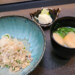 日本料理 TOBIUME - ⑪豊前本蟹&台湾蝤蛑(共に福岡県豊前産)&大根&大根の葉(共に福岡県若松産)の炊き込みご飯
      ⑫お味噌汁(カクキューの八丁堀味噌&九重の太白味噌&地元の赤味噌のブレンド) 
      ⑬白菜のお漬け物 