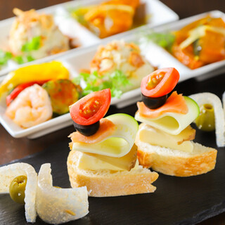 気軽に味わえる豊富なピンチョスやアラカルトメニューの数々