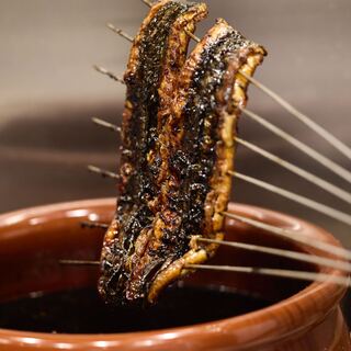 上質なうなぎを厳選仕入れ。炭火を使い“外パリ中フワ”の食感に