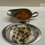 かれーの店 うどん  - オイスターゴッド（薬膳）、トマトトッピング、ご飯大盛り