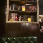 不純喫茶 アルテミス - この壁の向こうにもテーブル席があります。