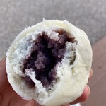 とう吉饅頭 - 酒元饅頭の断面。あんこいい色