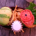 クアアイナ なんばパークス店 - アボカドバーガーセット　テラスにて